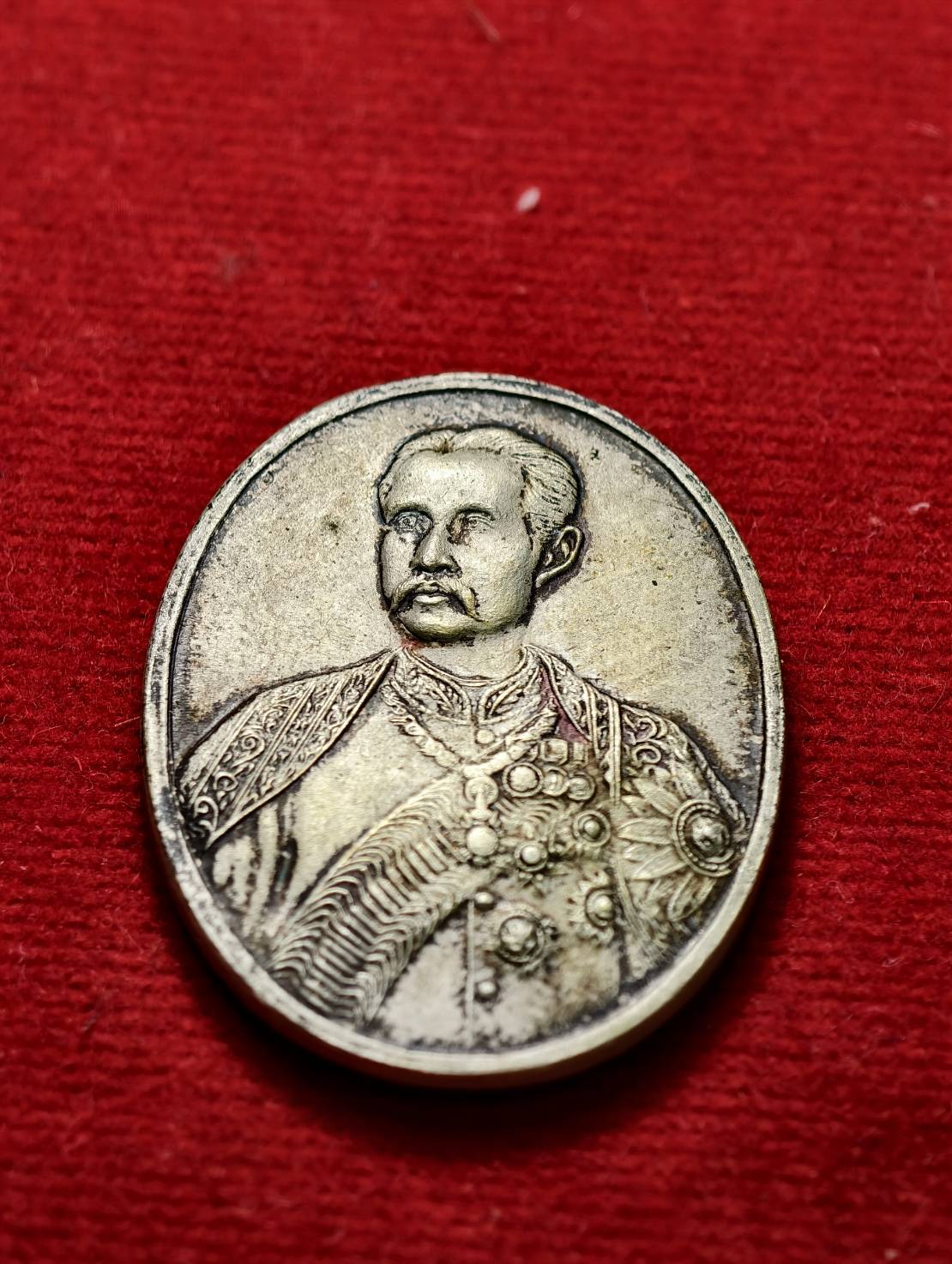 เหรียญเสด็จพ่อ ร.5 หลัง จปร. วัดบวรนิเวศ กทม. ปี 2537 พร้อมกล่อง (SKU-13605)