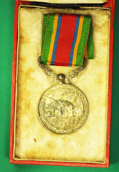 *29560 เหรียญฉัตร หลังช้าง พร้อมแพรแถบ กล่องเดิม 10