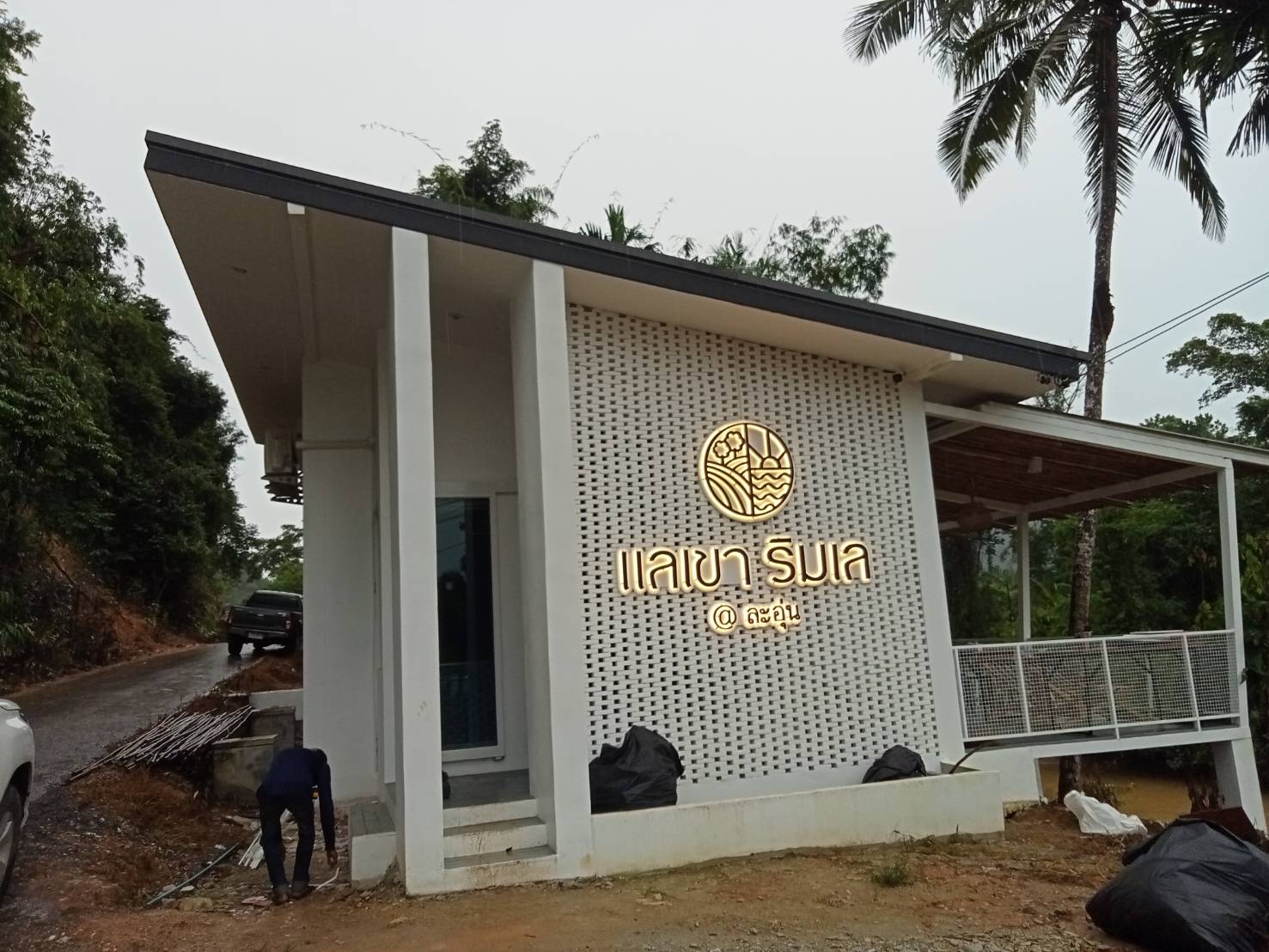 ป้ายอักษรไฟออกหลัง อักษรซิงค์ทำสีไฟออกหลัง