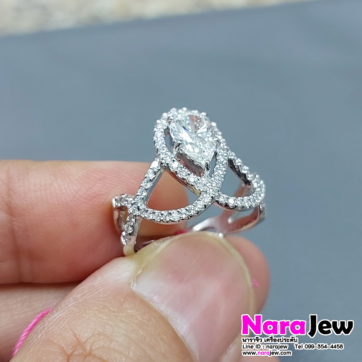 แหวนเพชร เม็ดกลางทรงหยดน้ำ 0.90 กะรัต ล้อมเพชรแท้เบลเยี่ยมคัต 0.68 กะรัต น้ำ 96 vs