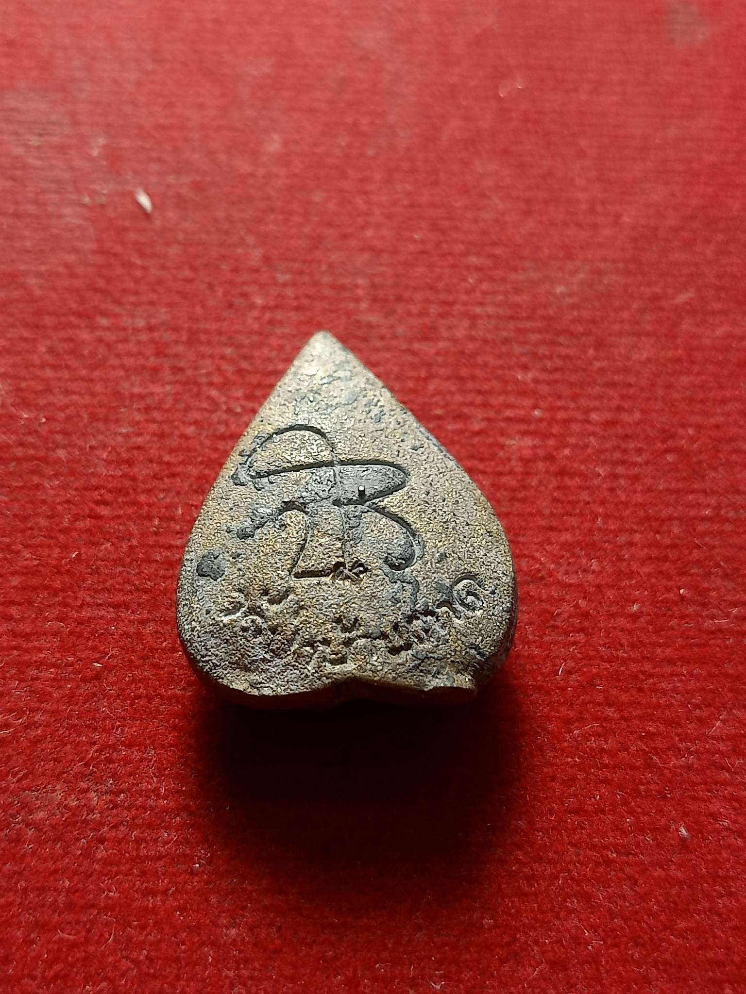 พระรูปเหมือนใบโพธิ์เนื้อผสมขวานฟ้า หลวงตามหาบัว วัดป่าบ้านตาด จ.อุดรธานี (SKU-02658)