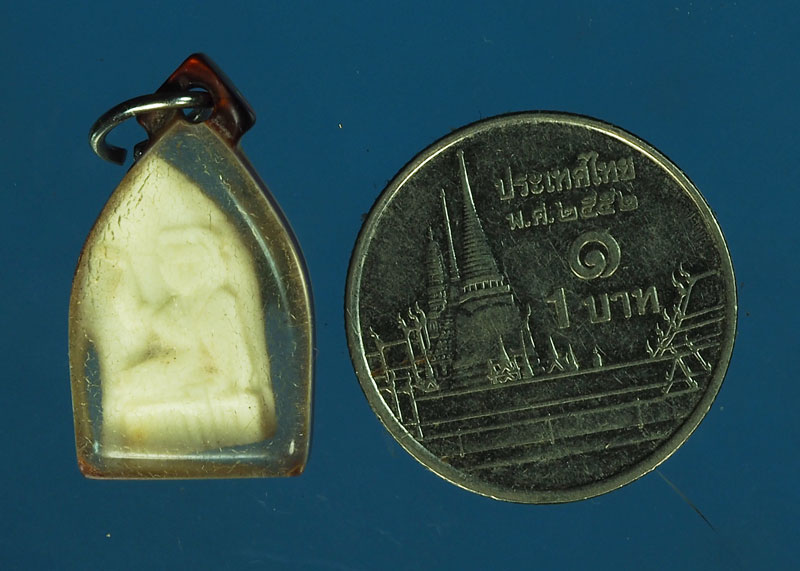 *28782 นางกวักแกะ เลี่ยมเดิมจากวัด ลักษณะเลี่ยมเหมือนนางกวักกลวงพ่อกวย วัดโฆษิตราราม ชัยนาท 12