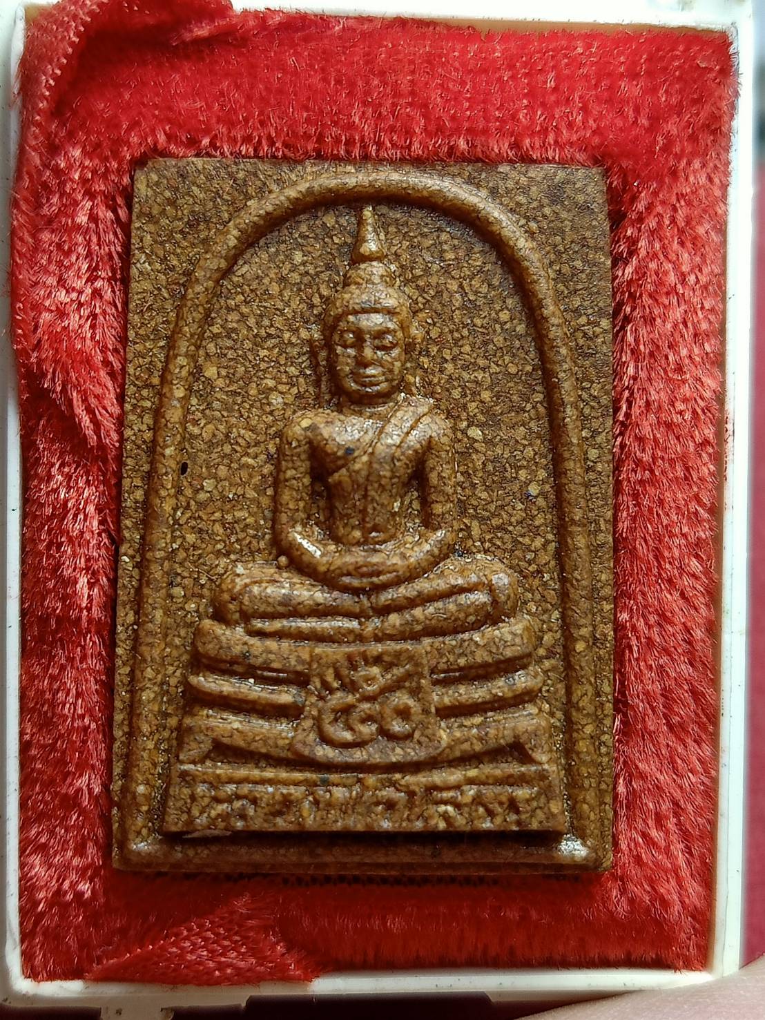 พระสมเด็จหลวงพ่อโสธร เนื้อกระเบื้องหลังคาโบสถ์ 9 วัด พร้อมกล่อง (SKU-11562)