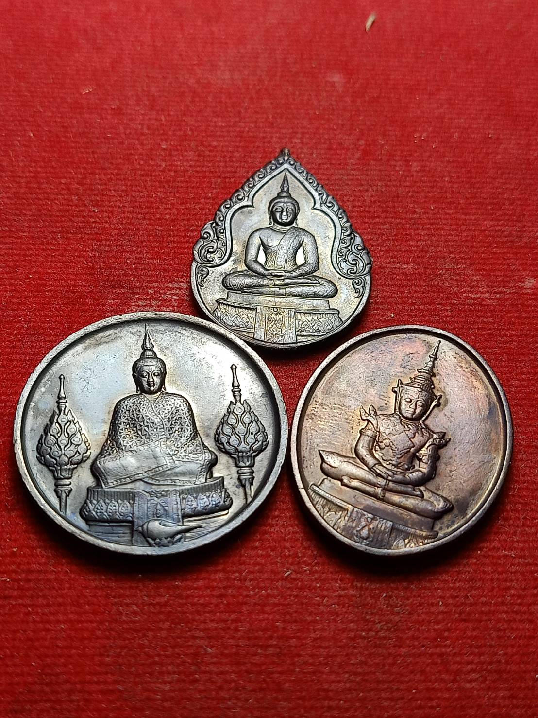 เหรียญพระแก้วมรกต ครบ 3 ฤดู หลัง ภปร. รุ่นฉลอง 200 ปี กรุงรัตนโกสินทร์ ปี2525 วัดพระศรีรัตนศาสดาราม กทม. (SKU-09135)
