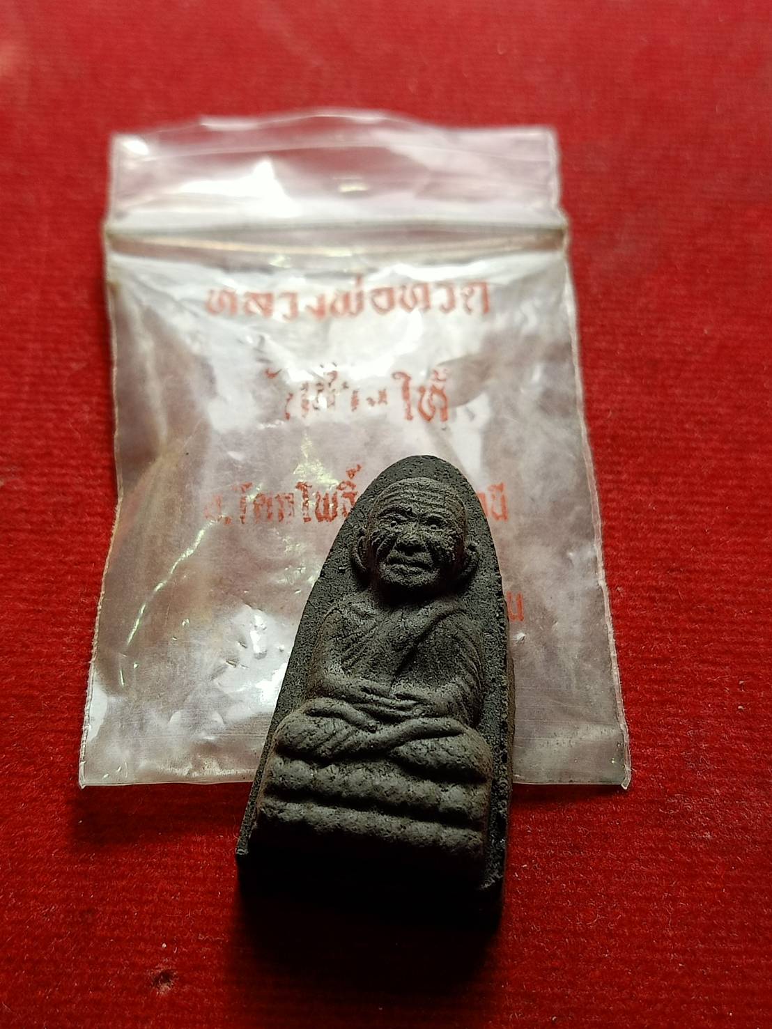 พระผงหลวงพ่อทวด รุ่นปลอดหนี้ มีลายมือนิยม วัดช้างให้ จ.ปัตตานี ปี 2539 พร้อมซอง (SKU-07480)