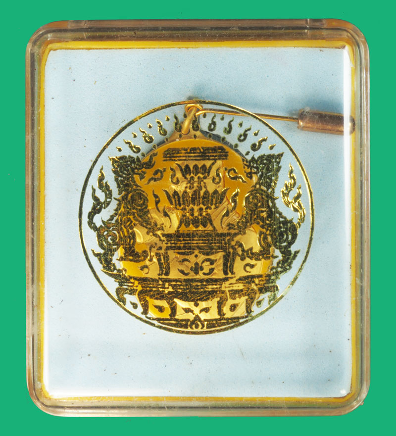 *35592 เหรียญลงยาสีเหลือง ในหลวงรัชกาลที่ 9 ทรงกล้อง สำนักนายกรัฐมนตรี จัดสร้าง กล่องเดิม 5