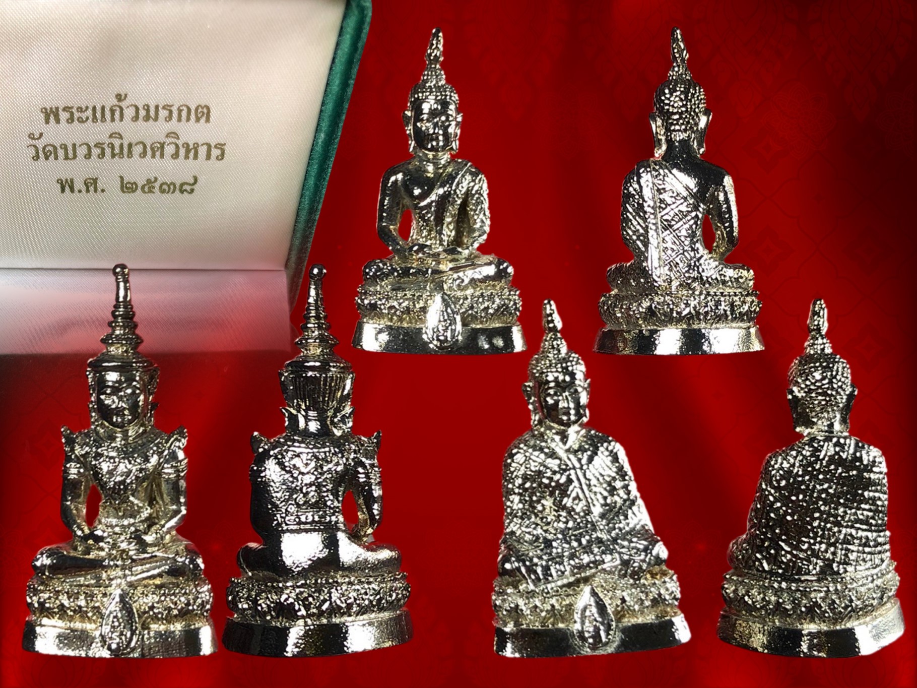 พระแก้วมรกต สธ. เนื้อเงิน ๓ องค์ ๓ ฤดู วัดบวรนิเวศ พ.ศ.๒๕๓๘ แบบลอยองค์ พิมพ์ใหญ่ พร้อมกล่องกัมมะหยี่ งามอลังการ No.๖๖๔