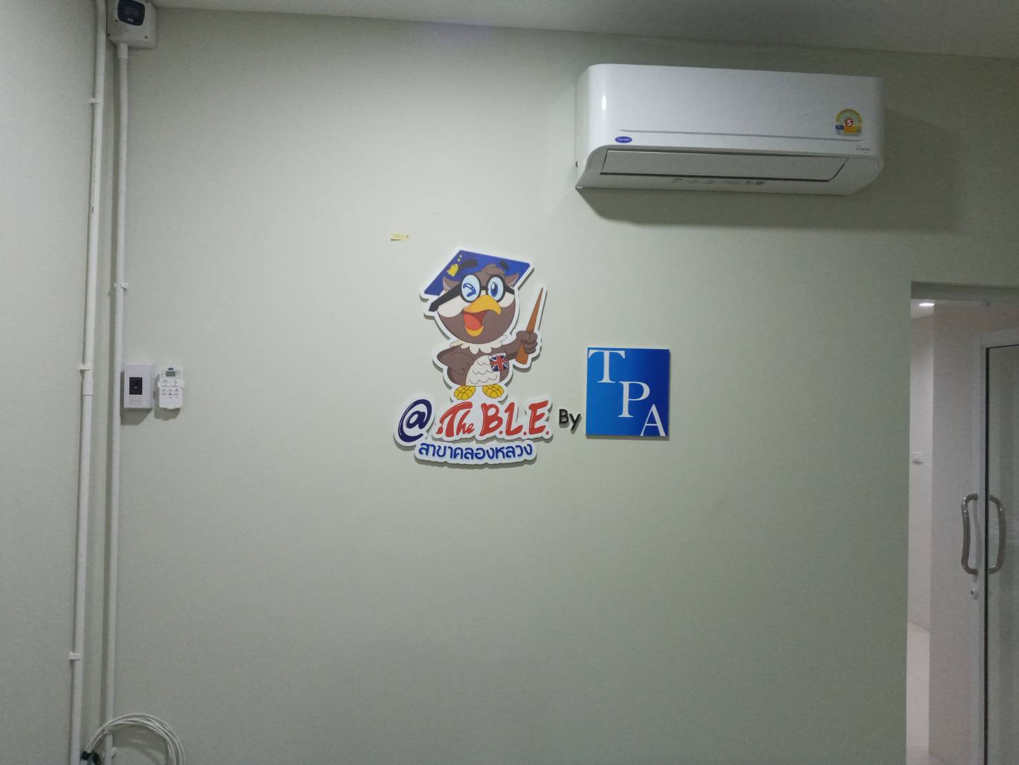 ป้ายพลาสวูดติดสติกเกอร์ '' @The B.L.E by TPA ''
