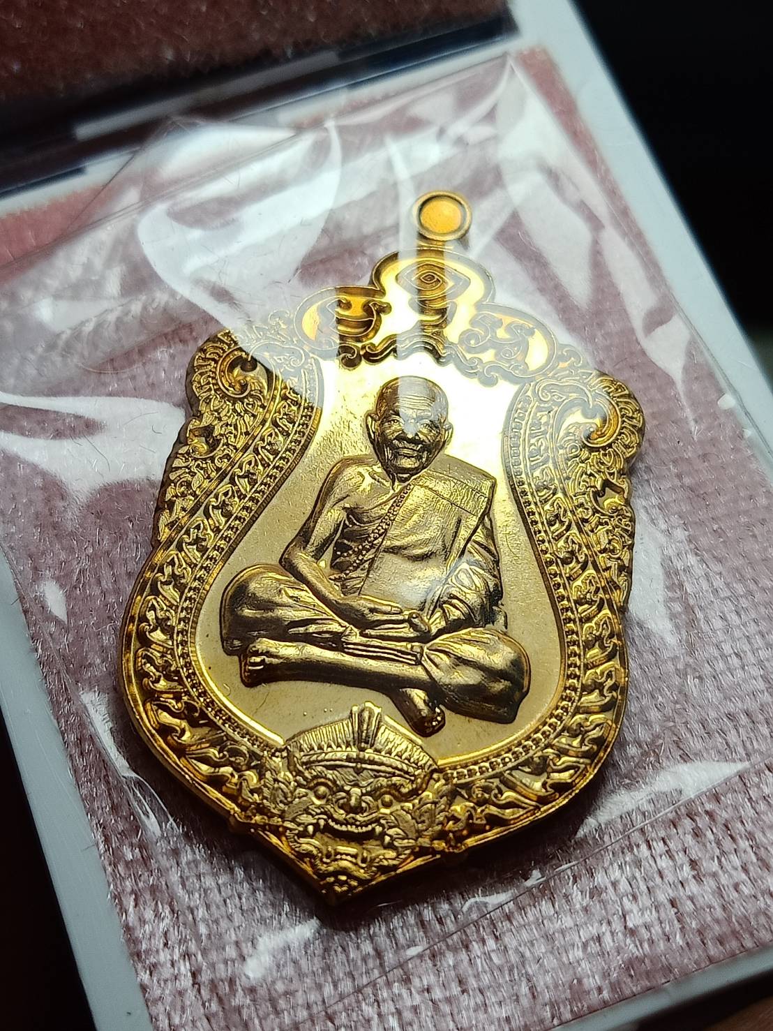 เหรียญเสมาชนะมาร หลวงปู่แสน วัดบ้านหนองจิก จ. ศรีสะเกษ ปี 2560 พร้อมกล่อง (SKU-10514)