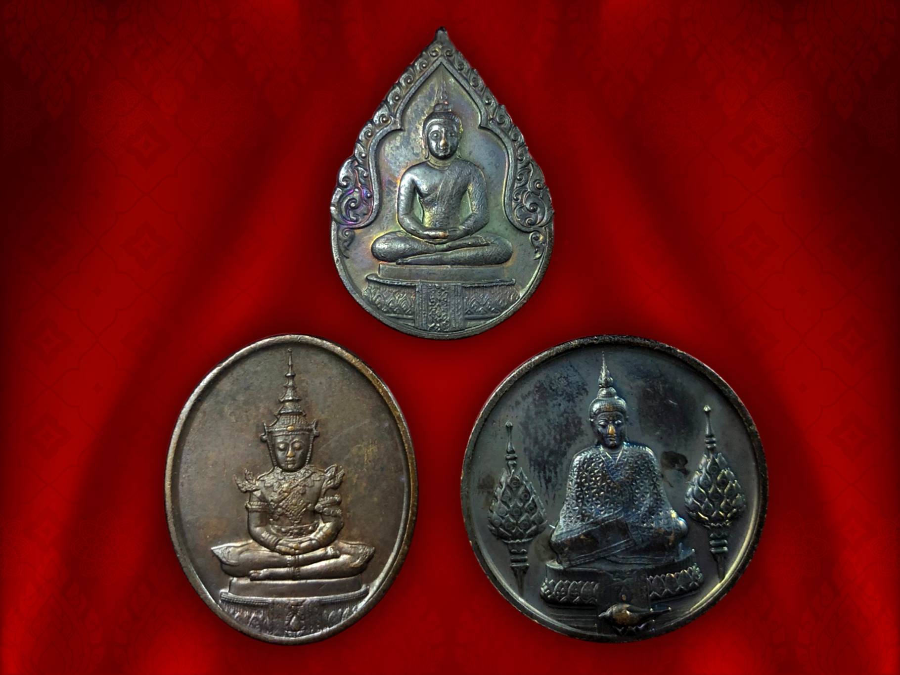 เหรียญพระแก้วมรกต ภปร. ฉลองกรุงรัตนโกสินทร์ 200 ปี พ.ศ.2525 (เนื้อทองแดง) ฤดูหนาว ฤดูร้อน ฤดูฝน จำนวน 3 เหรียญ กล่องครบเซทครับ
