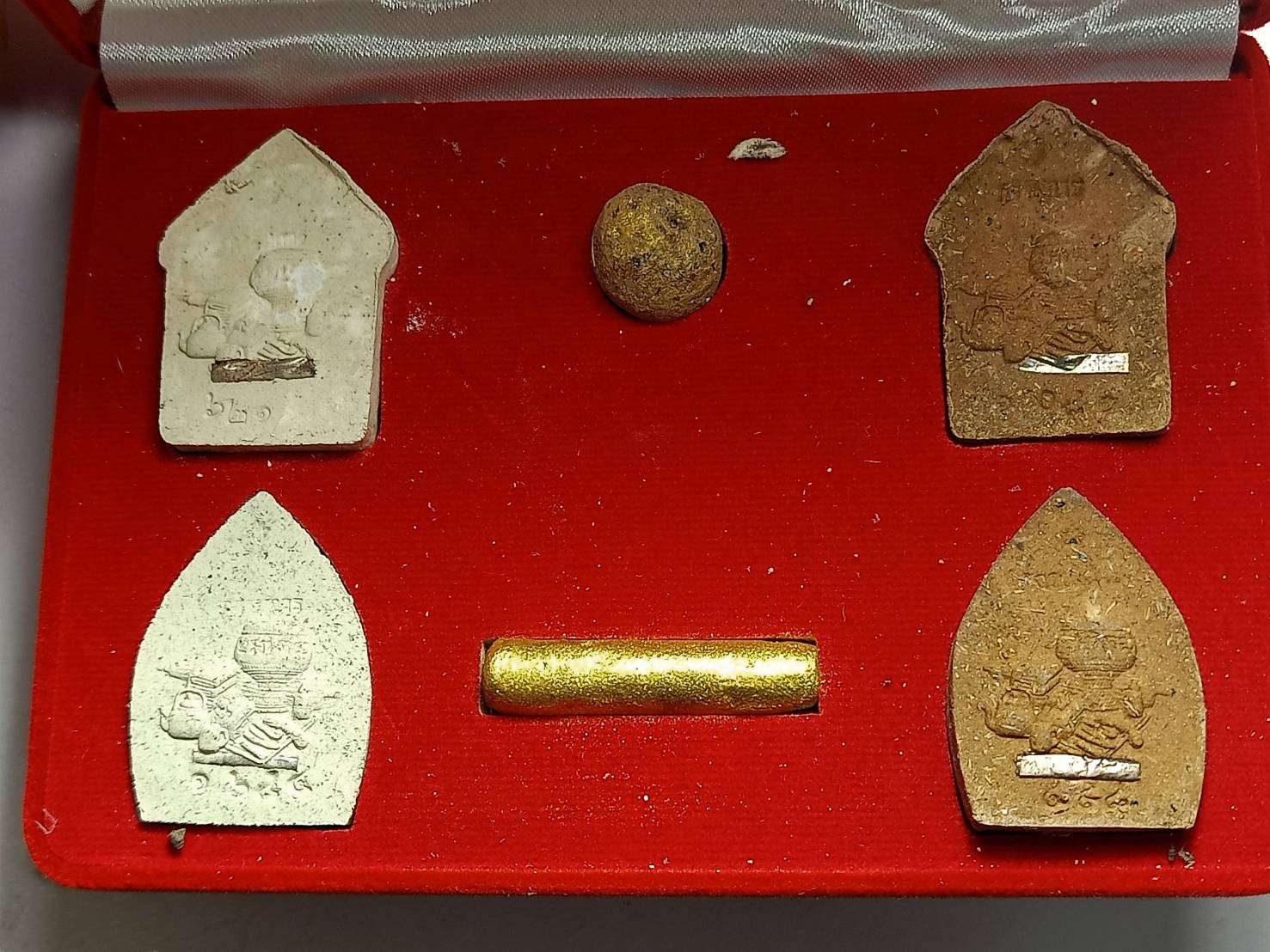 พระชุดกรรมการ ขุนแผนพรายเจ้าสัว-พระผงพรายเจ้าสัว วัดยานนาวา กรุงเทพ พร้อมกล่อง (SKU-12983)