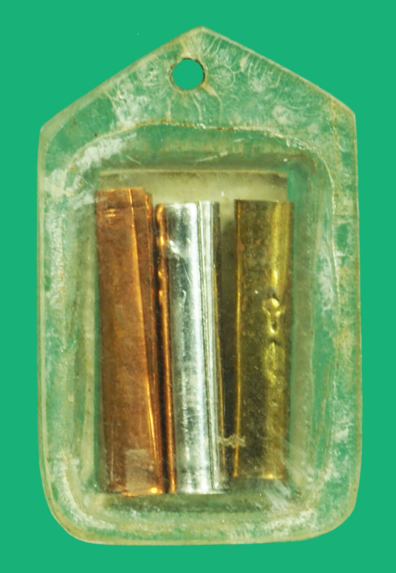 *36916 รูปถ่ายหลังตะกรุด หลวงพ่อเคน วัดถ้ำเขาอีโต้ ปราจีนบุรี เลี่ยมพลาสติกเดิมจากวัด 48