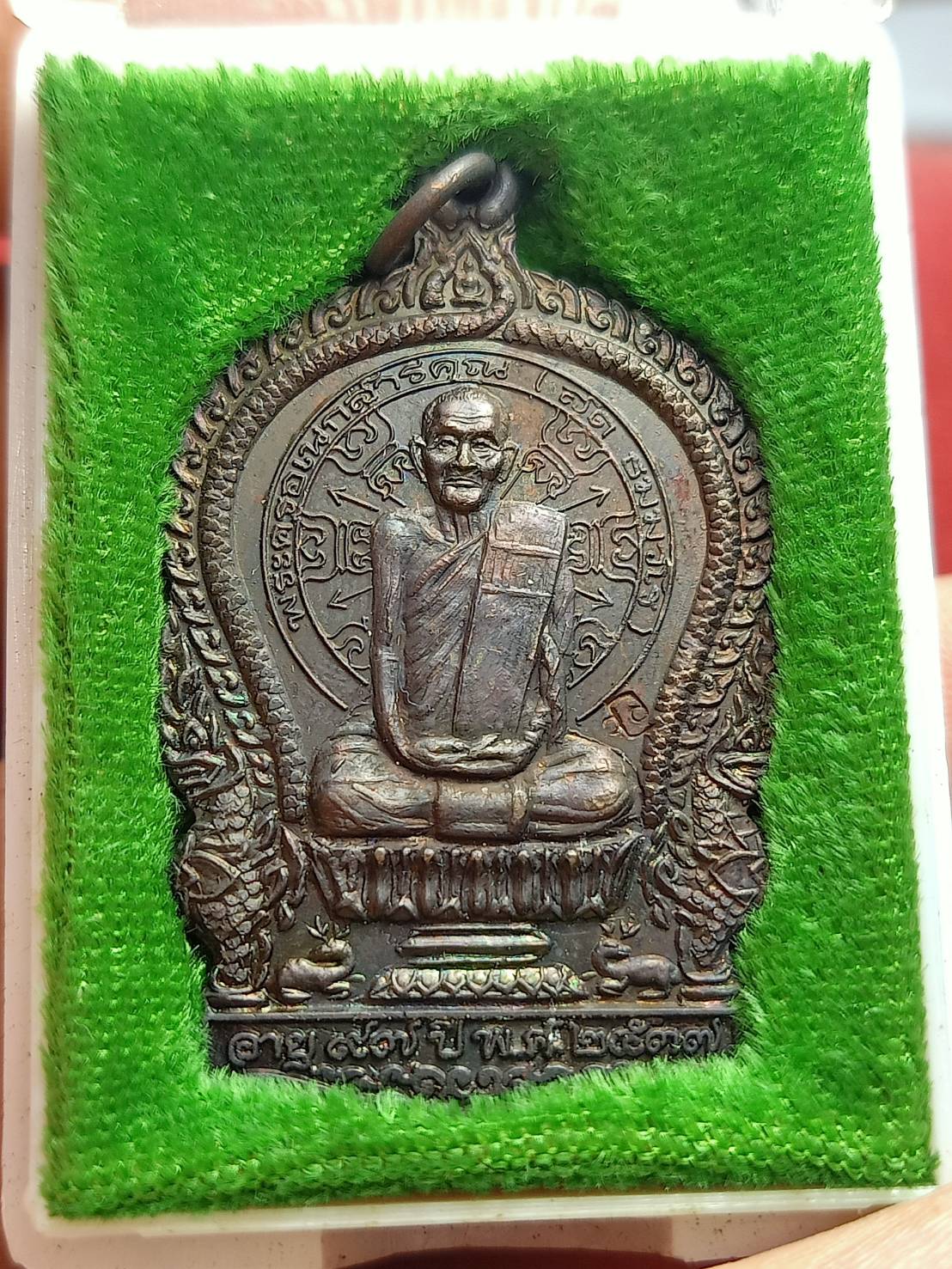 เหรียญนั่งพานหลวงปู่สด รุ่นสุดท้าย วัดโพธิ์แตงใต้ จ.อยุธยา ปี 2537 พร้อมกล่อง (SKU-07987)