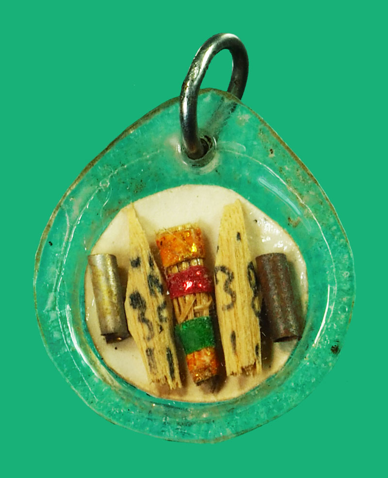 *35269 รูปถ่ายหลังตะกรุด,สาริกา,ไซดักทรัพย์ หลวงพ่อเคน วัดถ้ำเขาอีโต้ ปราจีนบุรี ไม่ทราบปี 48