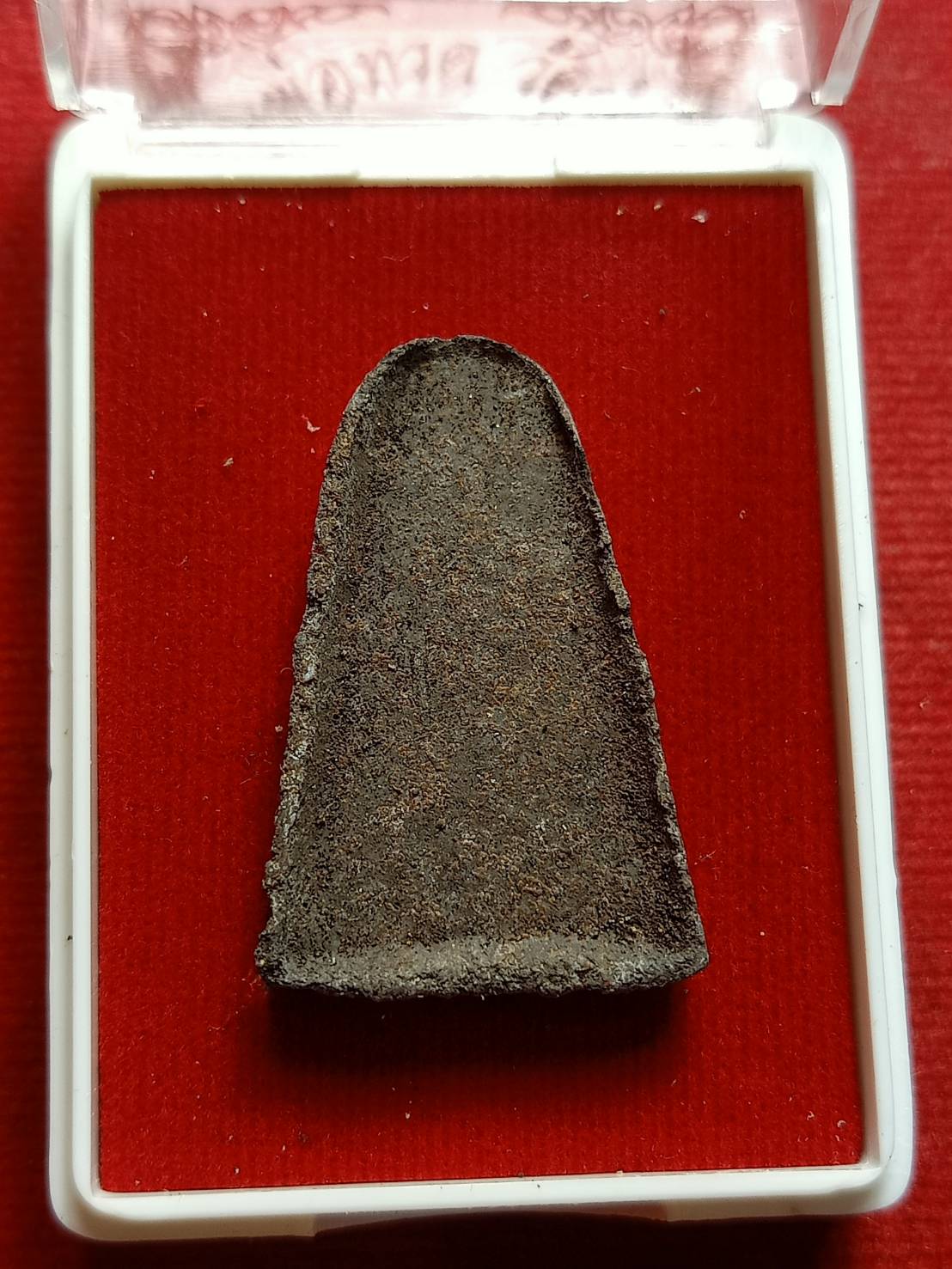 พระผงหลวงพ่อทวด วัดช้างให้ รุ่นปลอดหนี้ จ.ปัตตานี ปี 2539 พร้อมกล่อง (SKU-07267)