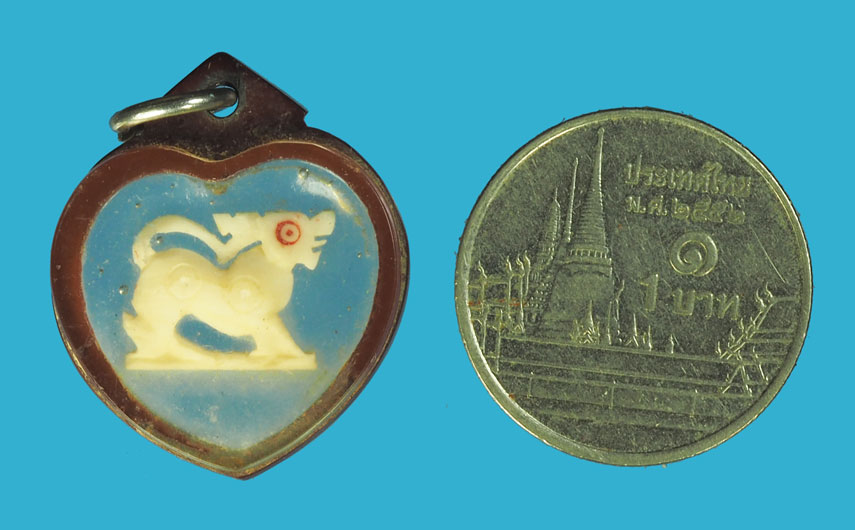 *33827 สิงห์เเกะเลี่ยมพลาสติกเก่า ไม่ทราบที่และปีสร้าง 12