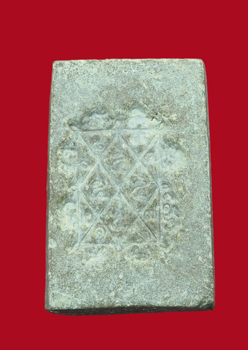 *30840 พระผงน้ำมันรูปเหมือนนั่งเต็มองค์ หลังยันต์ หลวงปู่เฒ่า วัดม่วง กรุงเทพ 9