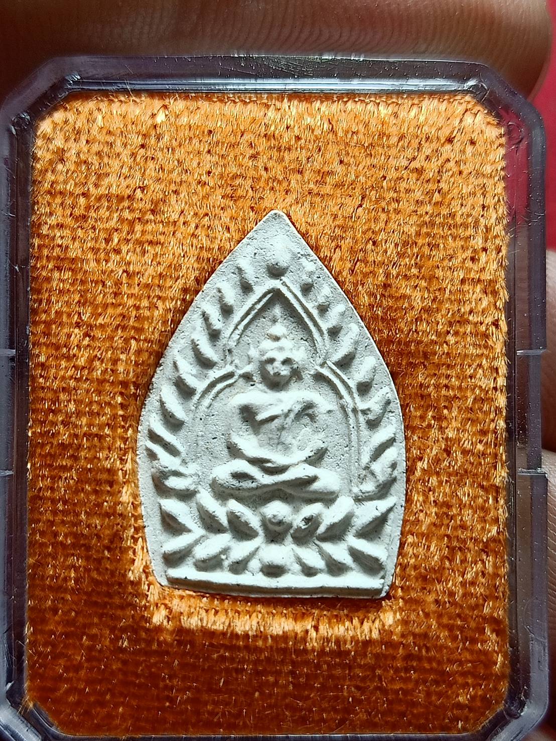 พระผงเจ้าสัวสี่ รุ่นสร้างเขื่อน วัดกลางบางแก้ว จ.นครปฐม ปี 2559 เนื้อผงพุทธคุณ ผสมมวลสารเก่า พร้อมกล่อง (SKU-10946)