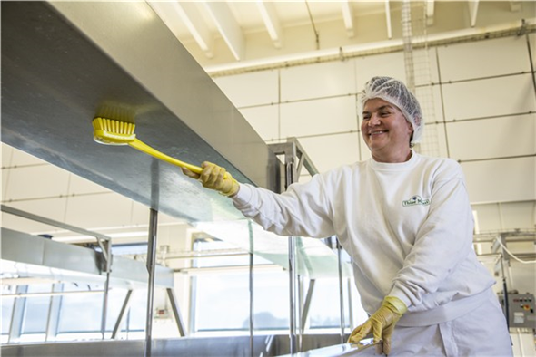 Vikan แปรงขัดด้ามยาวฟู้ดเกรด ขนาด 415 มม. (Food Grade)