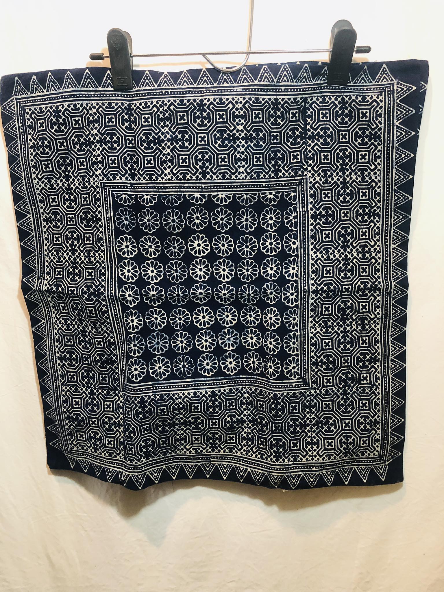 ปลอกหมอนผ้าเขียนเทียน 2 ชิ้น ข้างหลังเป็นซิบ มี 2 ขนาด คละลาย ฟาร์มเห็ดบ้านหัวน้ำ