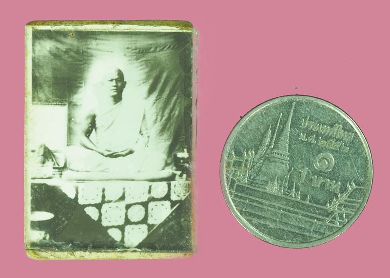 *38256 รูปถ่ายอัดกระจก หลวงพ่อดำ วัดโคกหม้อ ปี 2500 นครสวรรค์ (กระจกด้านหลังหลุด) 40