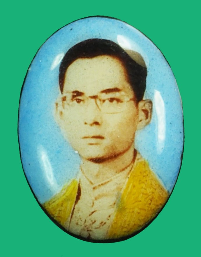 *37914 ล็อกเก็ตในหลวงรัชกาลที่ 9 ฉากฟ้า หลวงปุ่ทิม วัดระหารไร่ ร่วมปลุกเสก 5