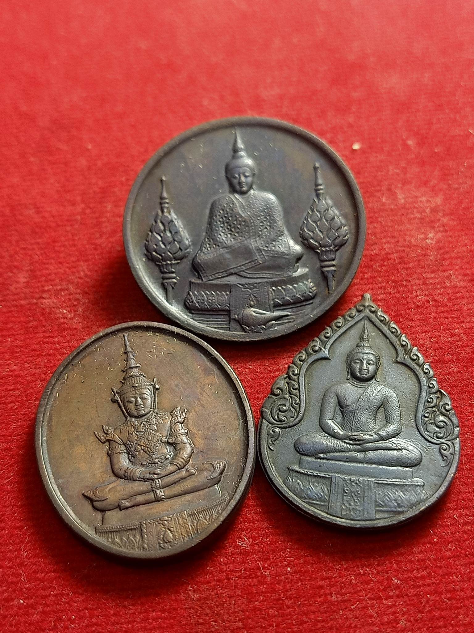 เหรียญพระแก้วมรกต ภปร.ฉลองกรุงรัตนโกสินทร์ 200 ปี 2525 ครบชุด 3 ฤดูพร้อมกล่อง (SKU-00782)