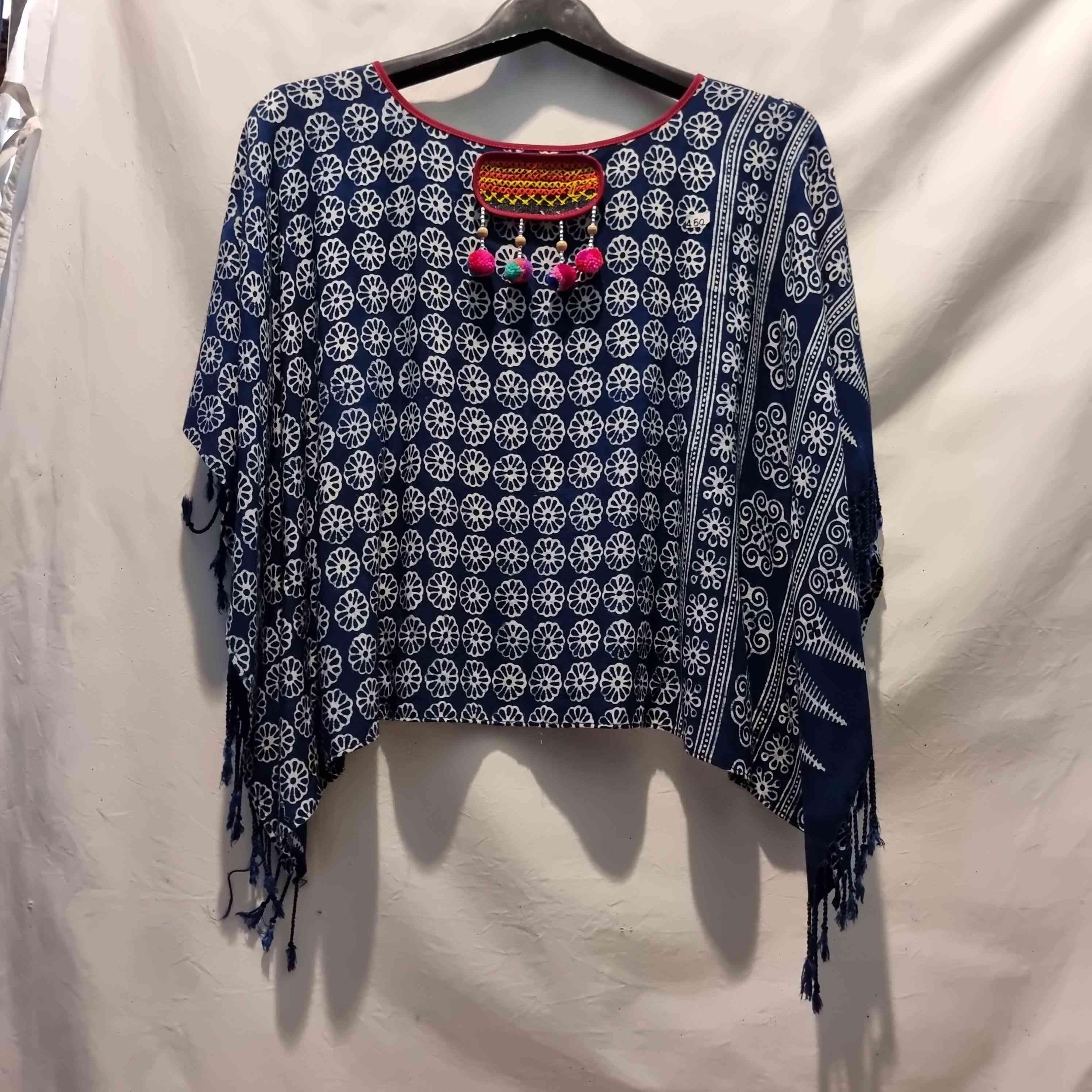 เสื้อคอกลมลายเขียนเทียน