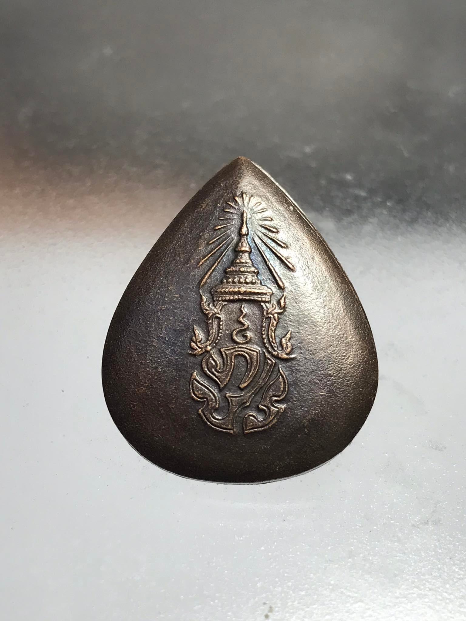 พระพุทธสิงหธรรมมงคล เนื้อโลหะผสมทรงหยดน้ำ ด้านหลัง ภ.ป.ร.(SKU-01280)