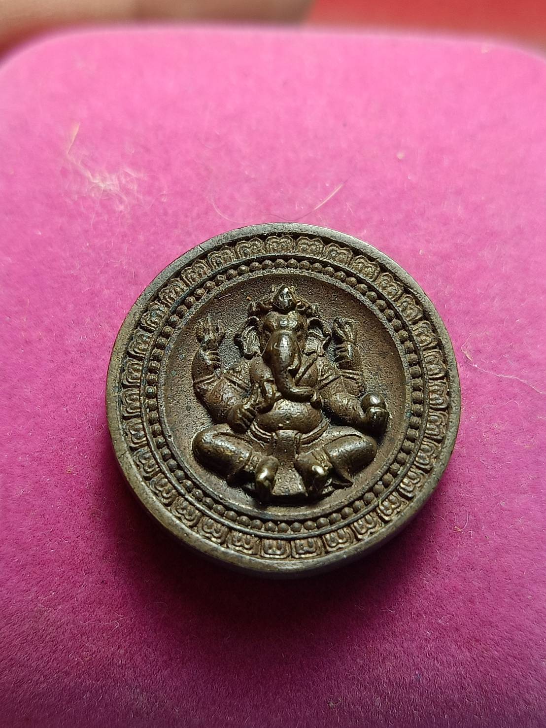 เหรียญพระพิฆเณศมหาเทพแห่งความสำเร็จ เญมงคล ปี 2551 พร้อมกล่อง (SKU-10788)