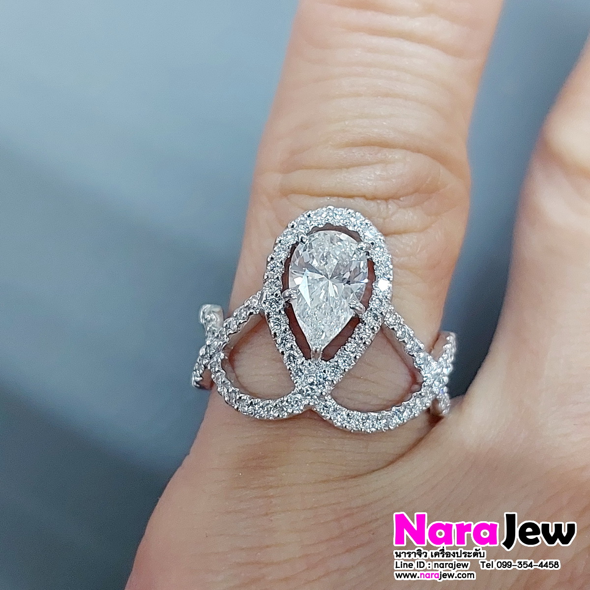 แหวนเพชร เม็ดกลางทรงหยดน้ำ 0.90 กะรัต ล้อมเพชรแท้เบลเยี่ยมคัต 0.68 กะรัต น้ำ 96 vs