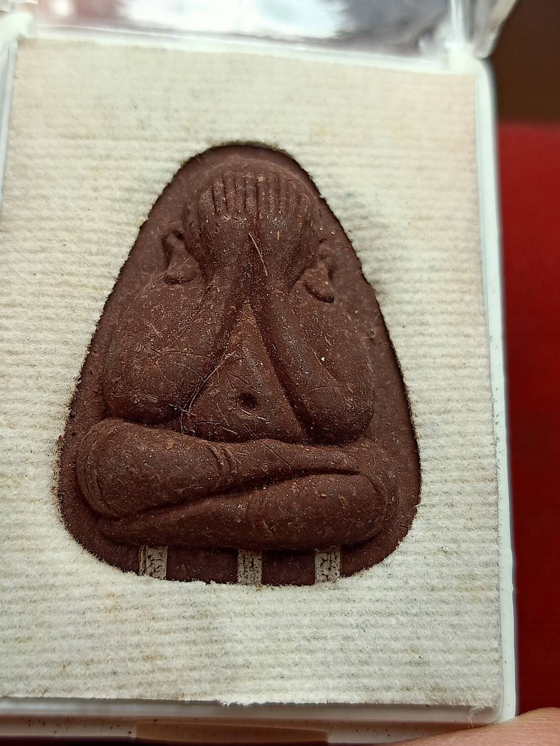 พระปิดตาปลดหนี้ รุ่นปลดหนี้มีเสน่ห์ หลวงปู่จันทร์ วัดจันทรังษี จ.ขอนแก่น พร้อมกล่อง (SKU-12666)