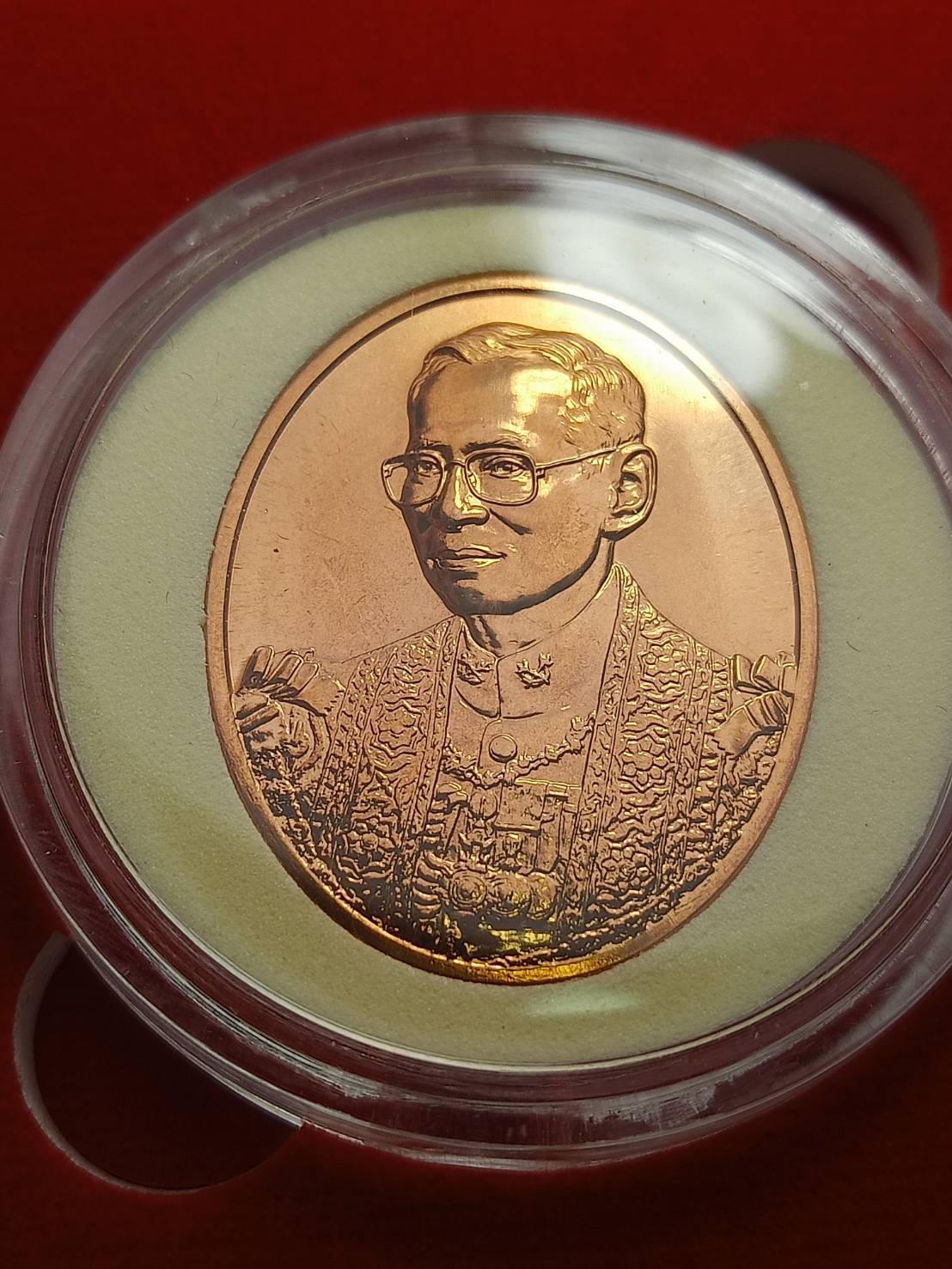 เหรียญในหลวง หลังภปร. ที่ระลึก 100 ปี โรงพยาบาลจุฬาลงกรณ์ สภากาชาดไทย 2557 พร้อมกล่อง (SKU-09115)