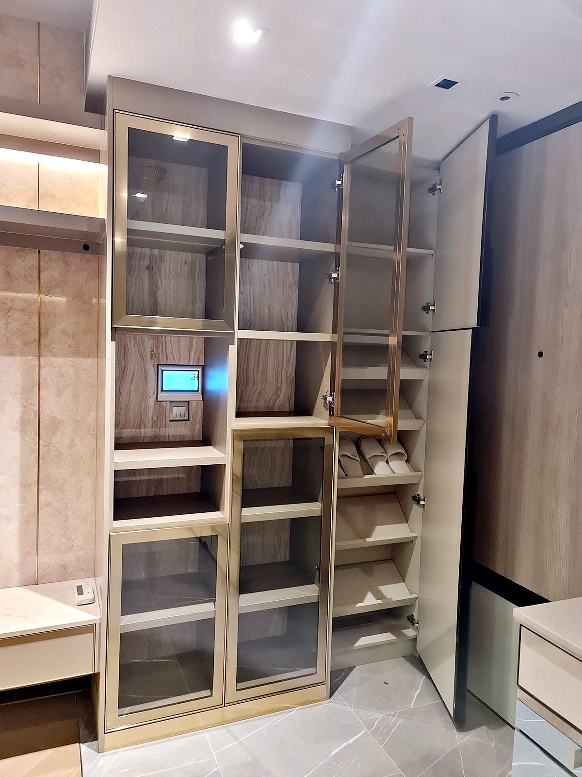 คอนโด The Reserve Sukhumvit 61 (เดอะ รีเซิร์ฟ สุขุมวิท 61) LUXURY CLASS ห้องใหญ่ ขายต่ำกว่าราคาซื้อขาย พร้อมเฟอร์ และบิ้วอิน
