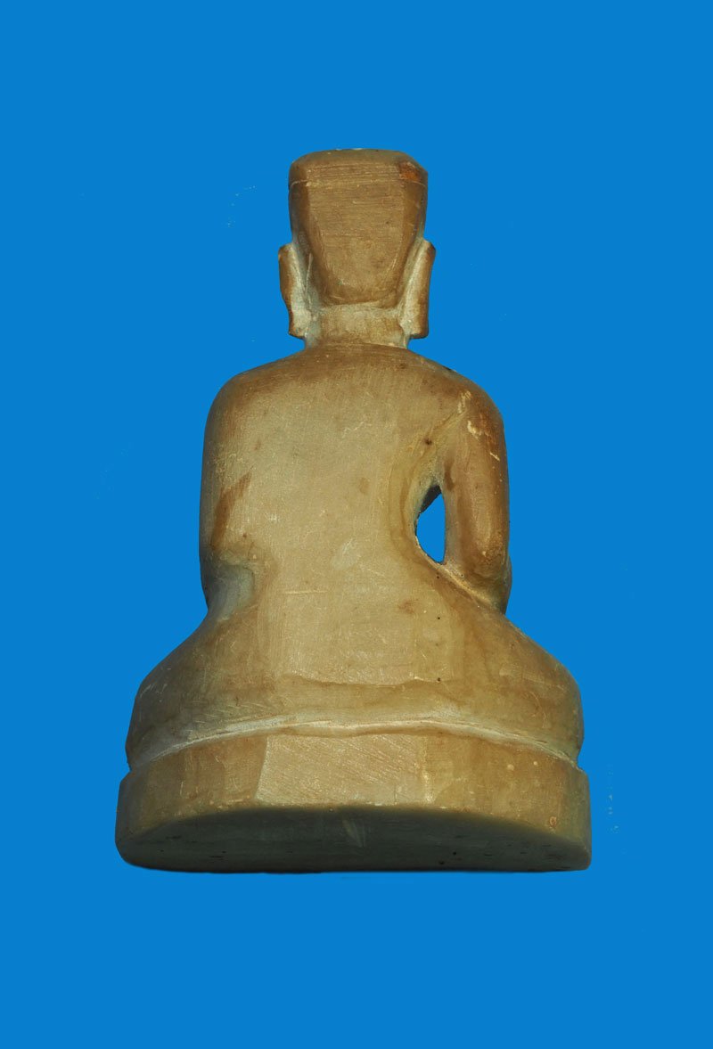 *31937 พระหรือเทวรูปนั่งหมวกแขก ปางมารวิชัย แกะด้วยหินหรือหยกเก่าไม่ทราบที่และปีสร้าง หนักตักประมาณ 1.8 นิ้ว 2