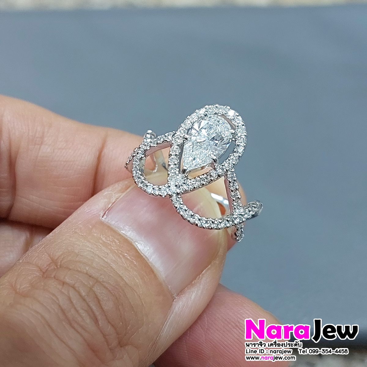 แหวนเพชร เม็ดกลางทรงหยดน้ำ 0.90 กะรัต ล้อมเพชรแท้เบลเยี่ยมคัต 0.68 กะรัต น้ำ 96 vs