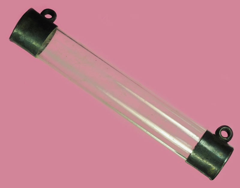 *40318 หลอดสำหรับใส่ตะกรุด เลี่ยมเงินหัวท้าย (มีรูปเทียบกับขนาดเหรียญ ๑ บาท ในปัจจุบัน) 17