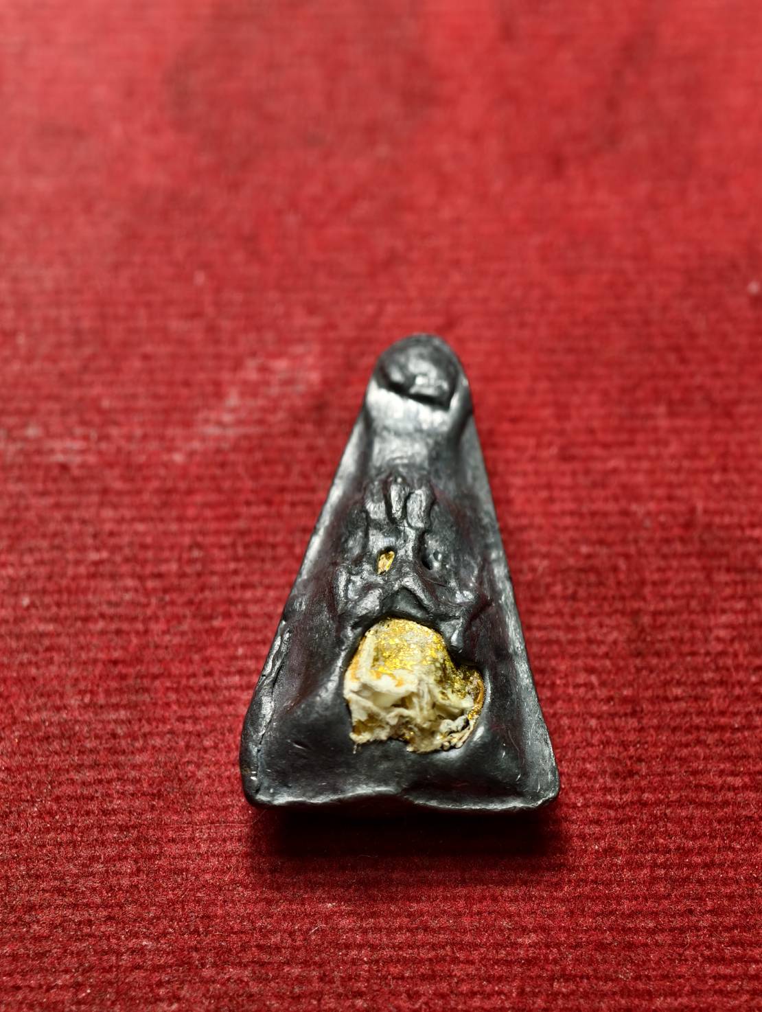 พระพุทธ เนื้อตะกั่วผสมปรอท ฝังเขี้ยวหมาป่าอาถรรธ์ หลวงพ่อดำ วัดกุฏี จ.ปราจีนบุรี (SKU-13573)