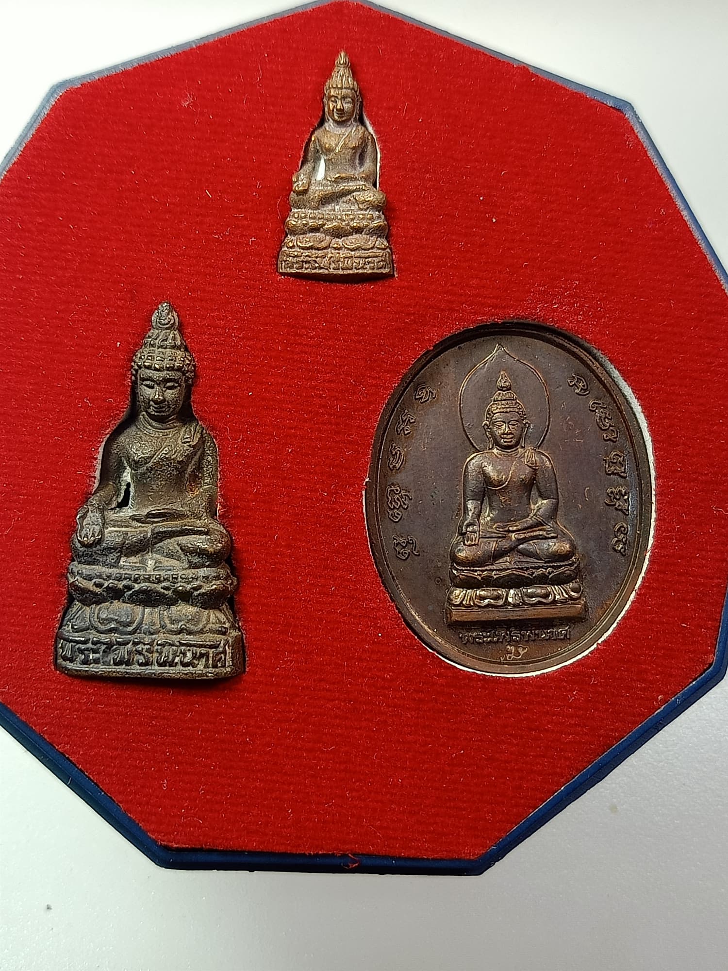 พระไพรีพินาศ รุ่น ปลดหนี้ ปี 2538 วัดบวรนิเวศวิหาร กทม. พร้อมกล่อง (SKU-00297)