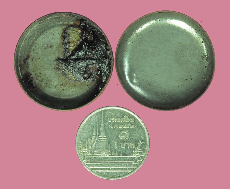 *39443 สีผึ้งน้ำตาล ในตลับยาหม่องโบราณ เก่าไม่ทราบที่และปีสร้าง 12