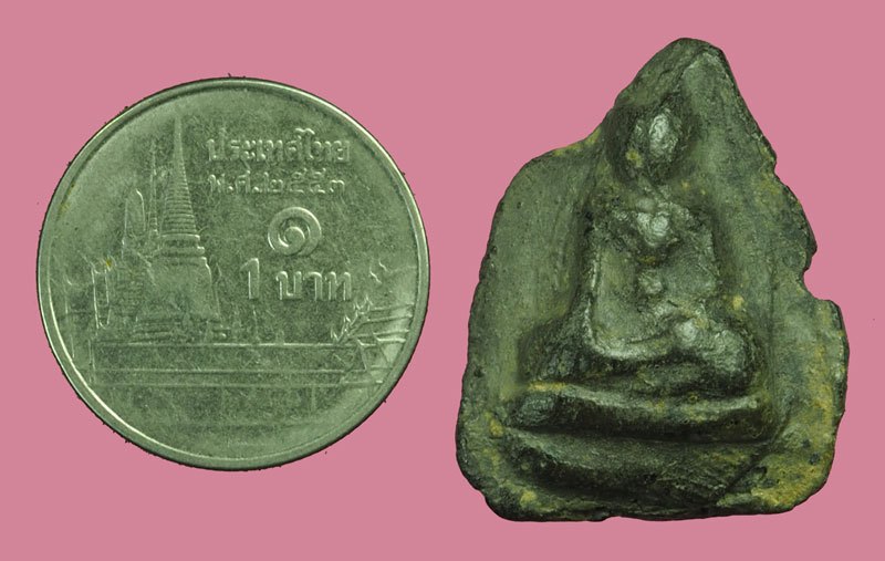 *40269 พระกรุนางกำแพงเพชร สภาพบิ่นมุนบน ไม่ถูกองค์พระ เนื้อดินเทาดำ (ถ้าสภาพสมบูรณ์ราคาหลักพันกลาง) 13