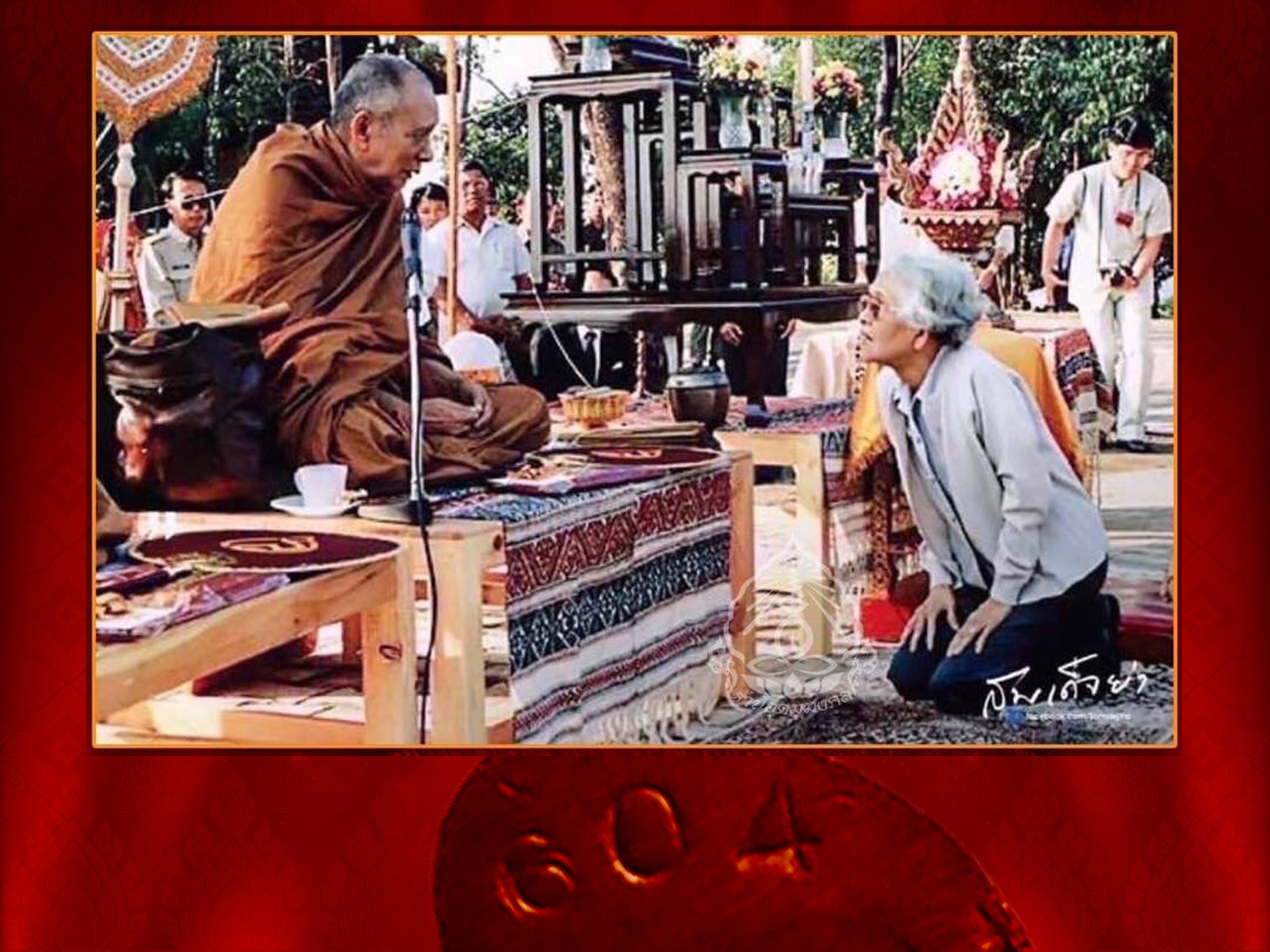 พระกริ่งสมเด็จย่า ปี 2515 เนื้อทองผสม หมายเลขประจำองค์ No.604 ในหลวงรัชกาลที่ 9 เสด็จพระราชดำเนินทรงเททองและมีพิธีมหาพุทธาภิเษก ณ วัดเบญจมบพิตร โดยพระเกจิคณาจารย์และพระวิปัสสนาจารย์ ทั่วประเทศ จำนวน 108 รูป
