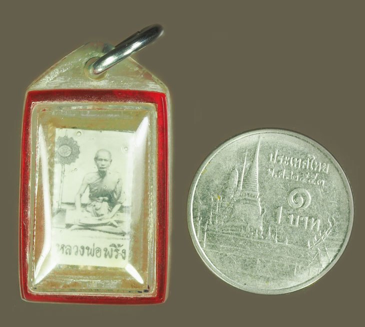 *38965 รูปถ่ายหลังตะกรุด หลวงพ่อพริ้ง วัดโบสถ์โก่งธนู ลพบุรี เลี่ยมพลาสติกเก่าสองชั้น 69