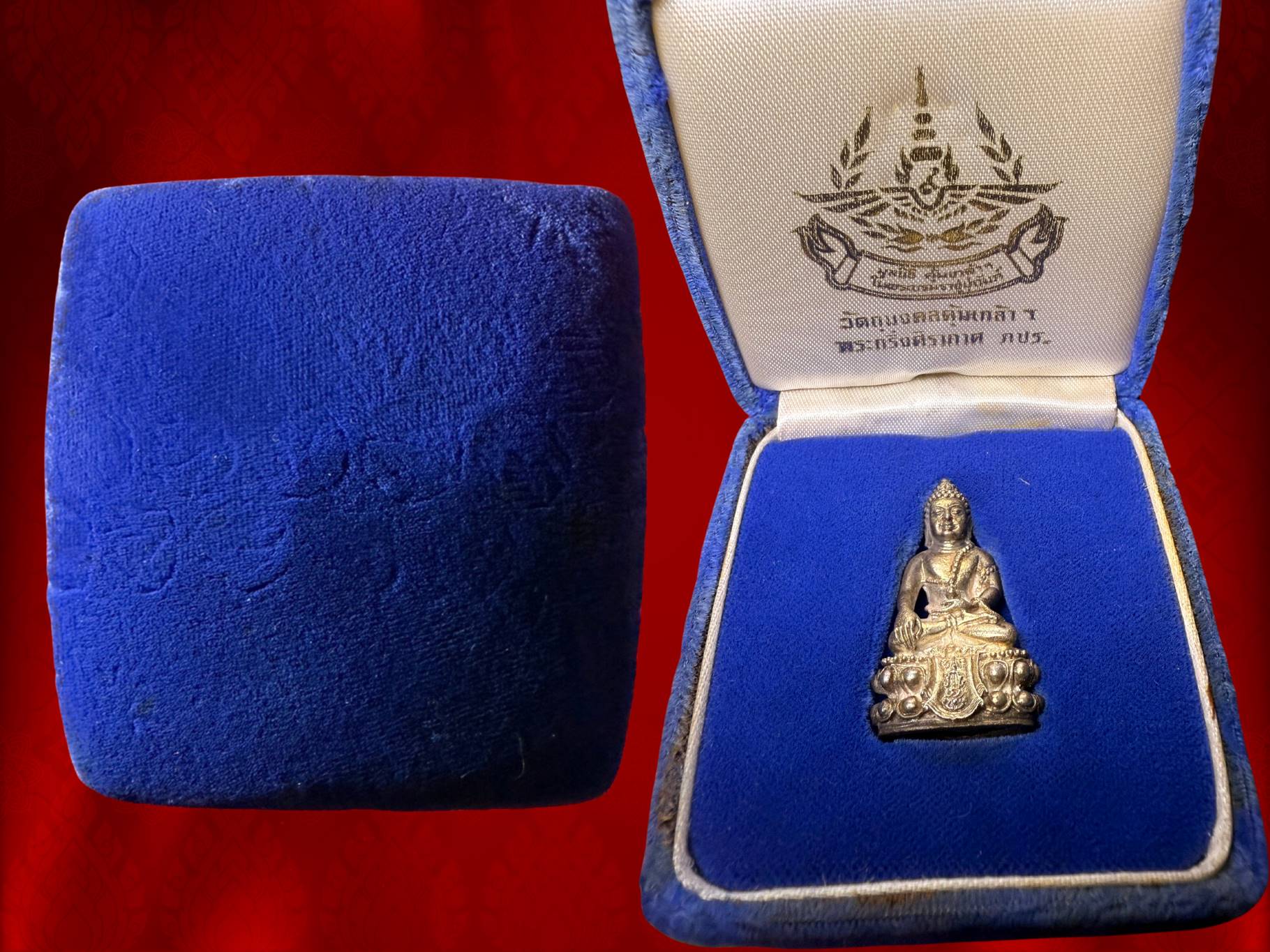 พระกริ่งคุ้มเกล้า (คุ้มเกล้ามหามงคล) ภปร. ปี 2524 พิธีใหญ่ เนื้อเงิน หายากสุดๆ ที่มีมาพร้อมกล่องแบบนี้ครับ กริ่งดังฟังชัด งามสุดๆ ในหลวง ร.๙ ทรงเททอง สมเด็จพระสังฆราชเจ้า กรมหลวงวชิรญาณสังวร (เจริญ สุวัฑฒโน) วัดบวรนิเวศวิหาร พระเกจิคณาจารย์และพระวิปัสสนาจ