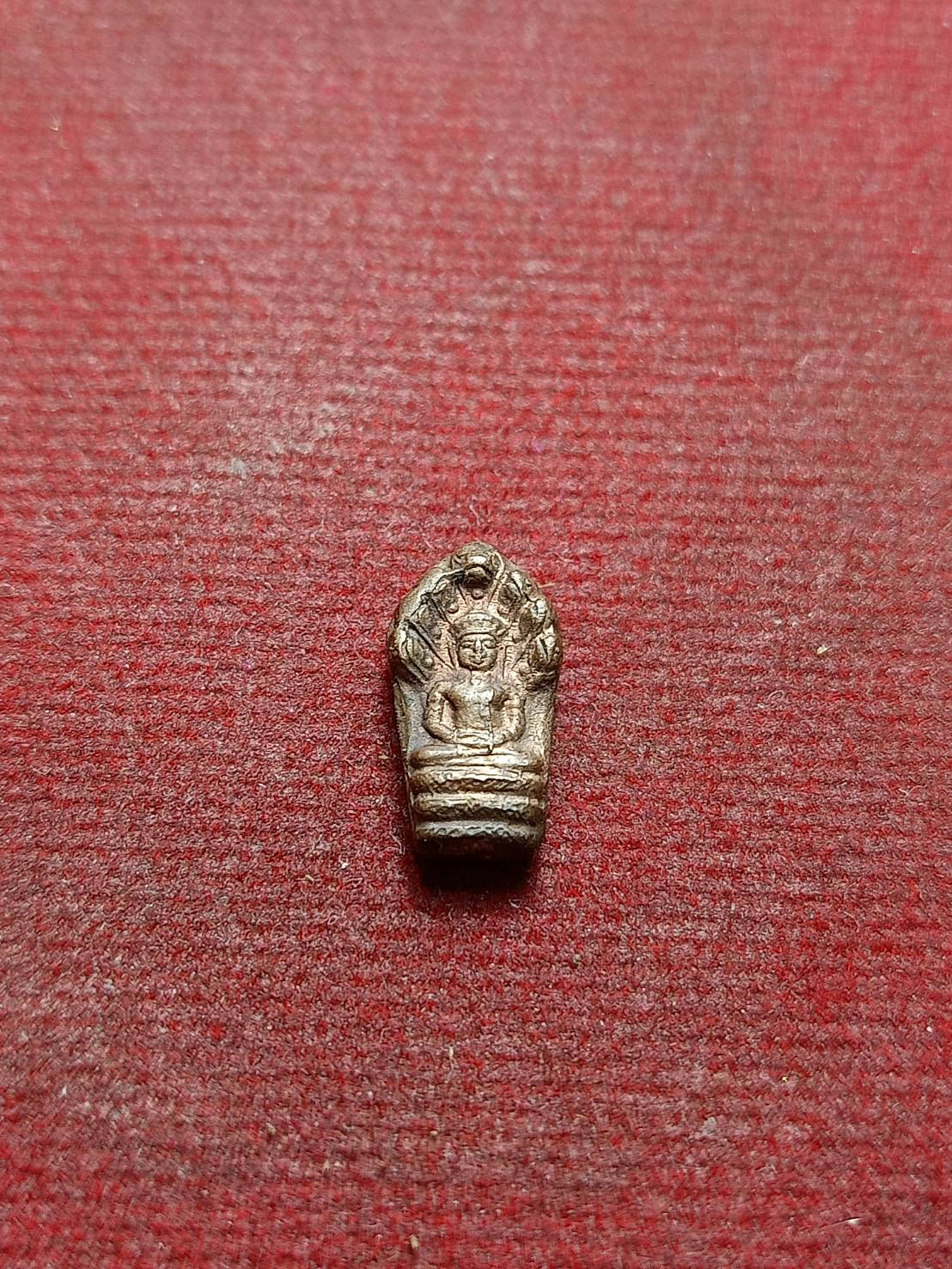 พระปรกใบมะขามหลวงพ่อเกษม เขมโก สุสานไตรลักษณ์ จ.ลำปาง ปี 2535 (SKU-09335)