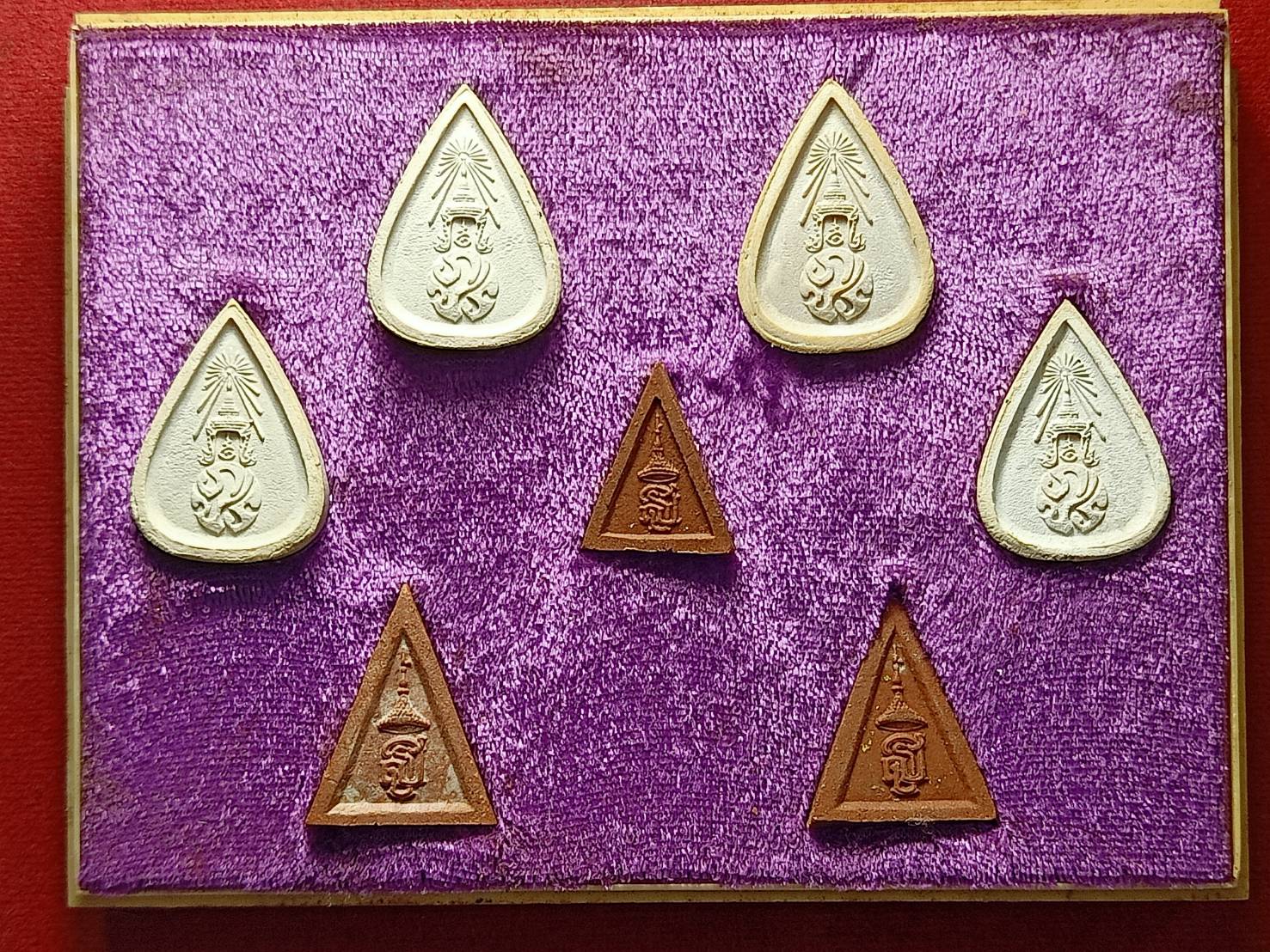 พระเครื่องชุด "พระแก้วมรกต 3 ฤดู ภ.ป.ร." และ "นางพญา ส.ธ. วัดบวรนิเวศ กทม. พร้อมกล่อง (SKU-13136)