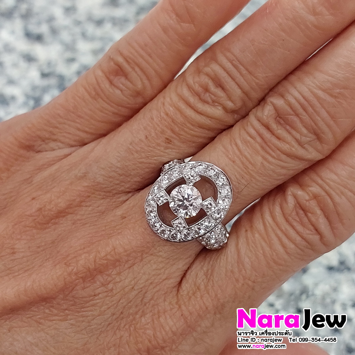 แหวนเพชร เม็ดกลาง 0.80 กะรัต ล้อมเพชร 1.64 กะรัต