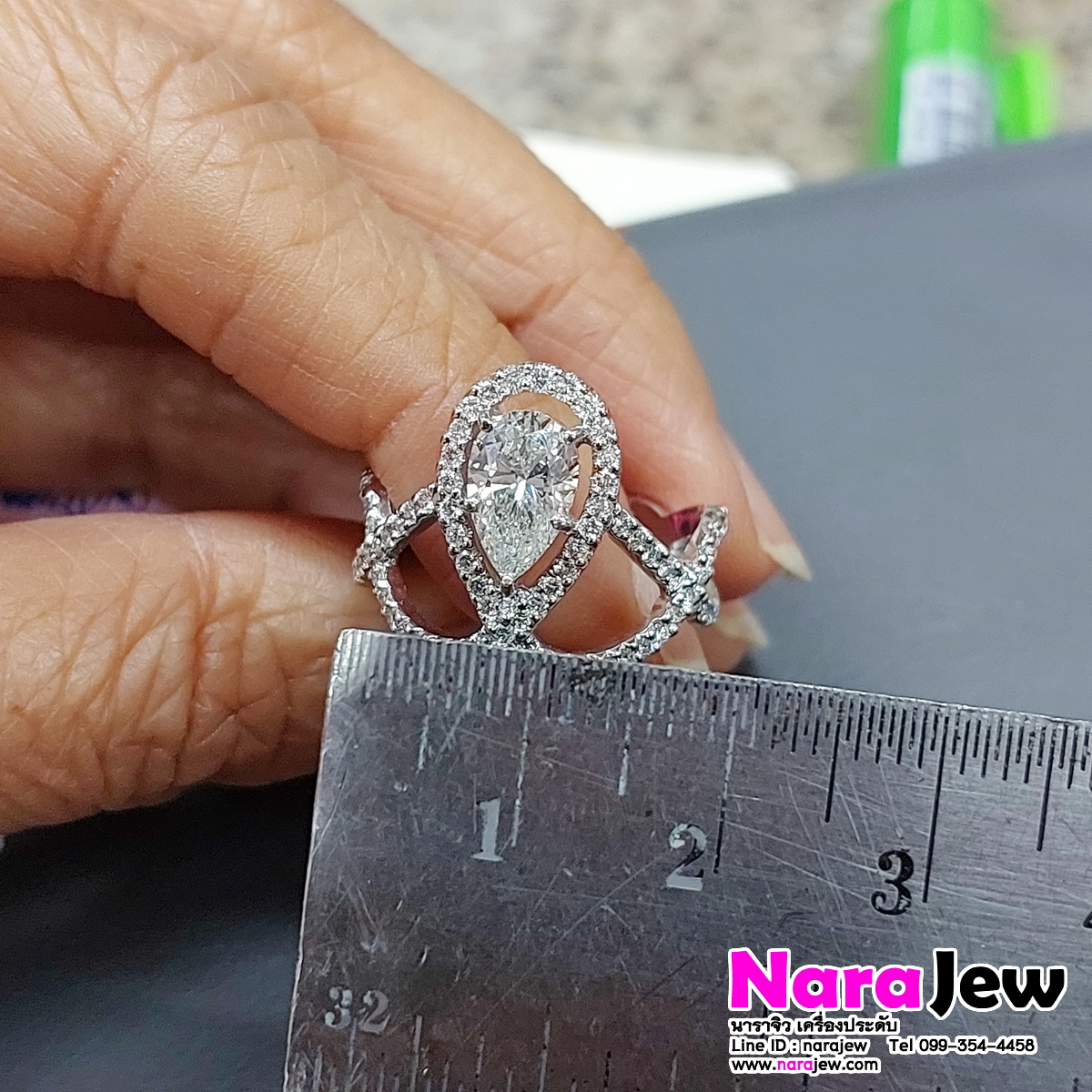 แหวนเพชร เม็ดกลางทรงหยดน้ำ 0.90 กะรัต ล้อมเพชรแท้เบลเยี่ยมคัต 0.68 กะรัต น้ำ 96 vs