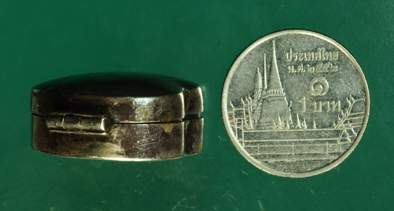 *30265 ตลับสีฝึ้งรูปหัวใจ มีจารเก่า ยันต์แบบ หลวงพ่อเงิน และหลวงพ่อกวย เนื้อเงิน 12