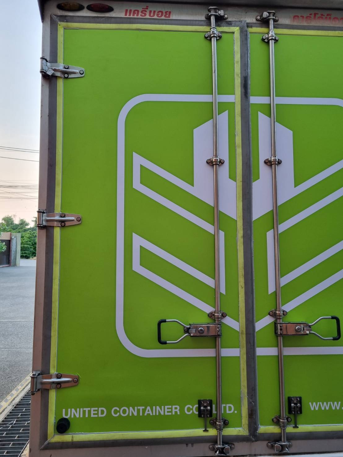 งานติดตั้งติดสติ๊กเกอร์รถกระบะตู้ทึบ